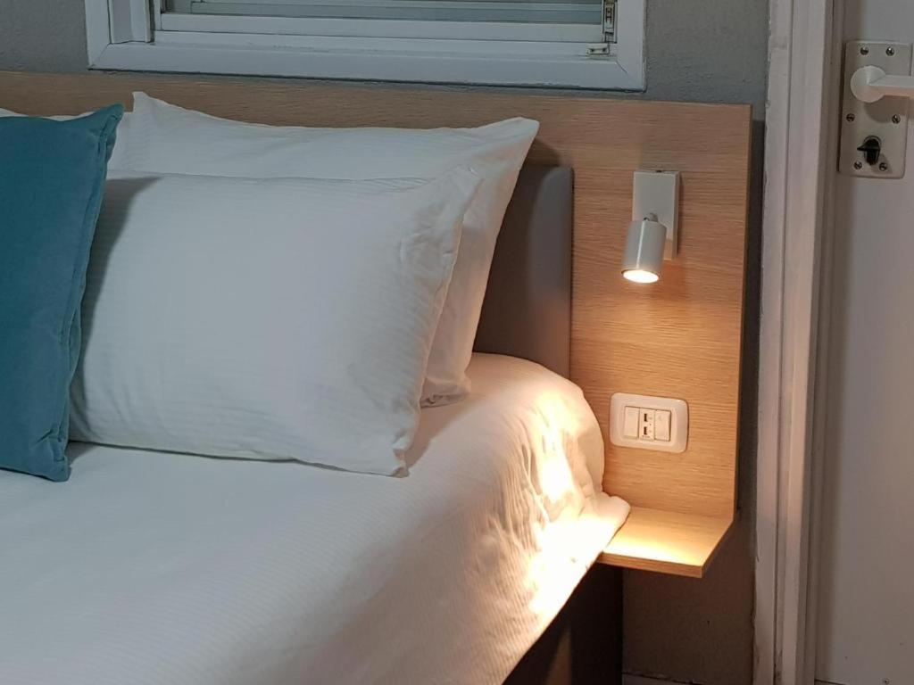 Airport Guest House Or Yehuda Exterior photo