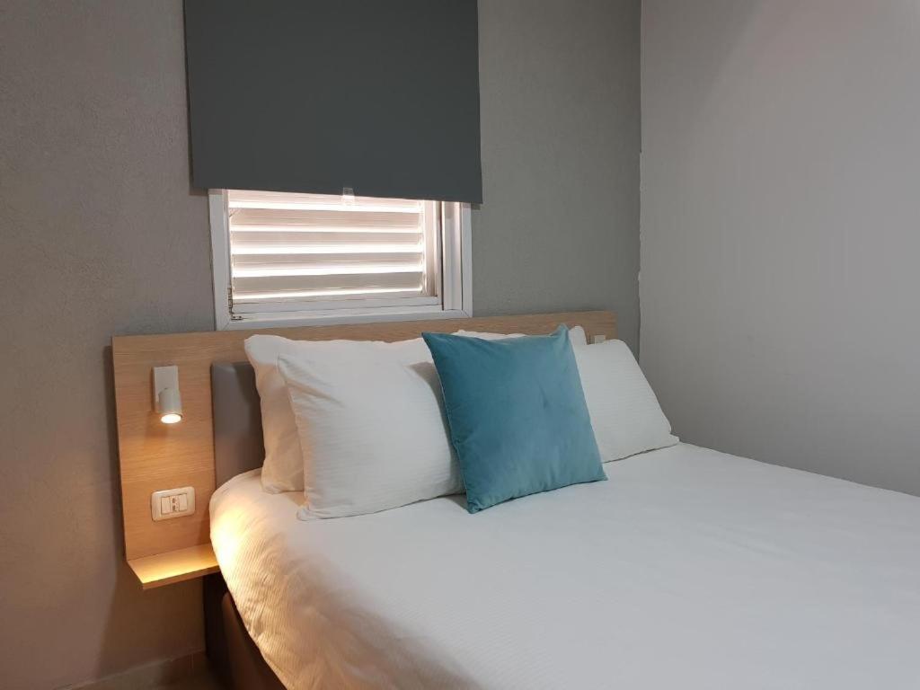 Airport Guest House Or Yehuda Exterior photo