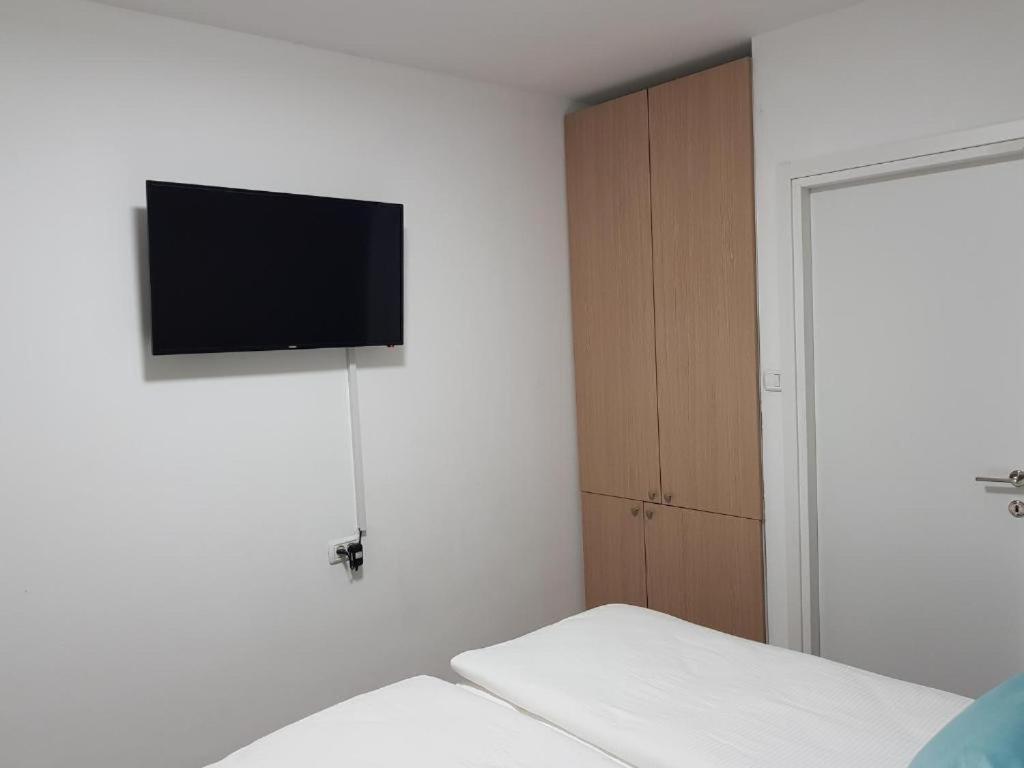Airport Guest House Or Yehuda Exterior photo